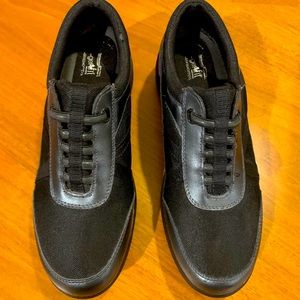 Grasshoppers Get Fit. 8m. Black.